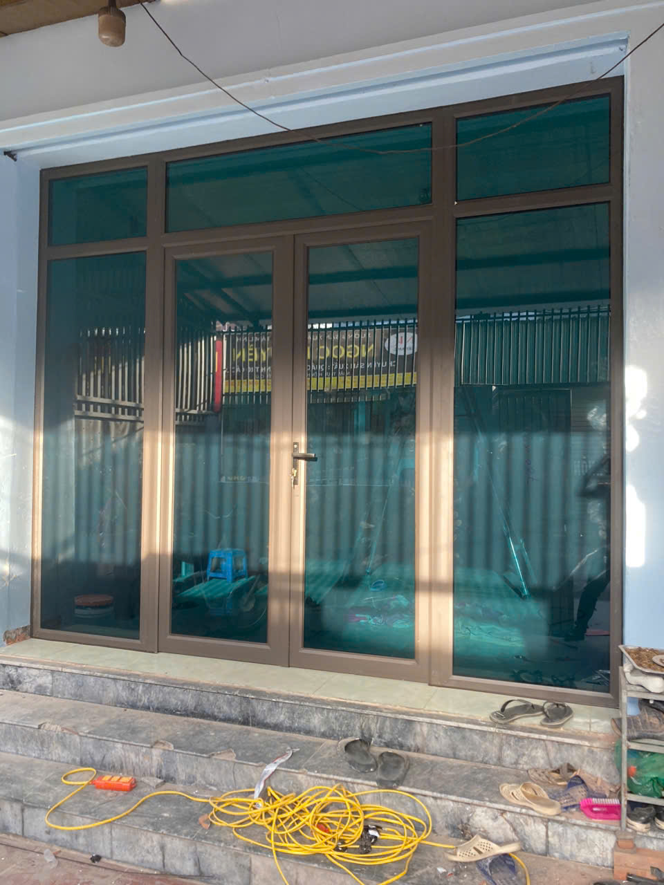 Mẫu cửa đi mở quay 2 cánh, vách cố định 2 bên